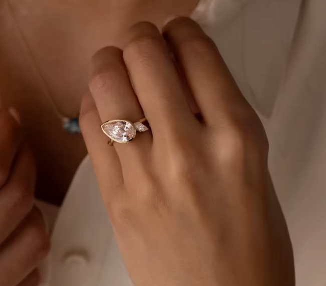 1–2ct pink pear lab-grown diamond engagement ring in 14k yellow gold – vs1 clarity