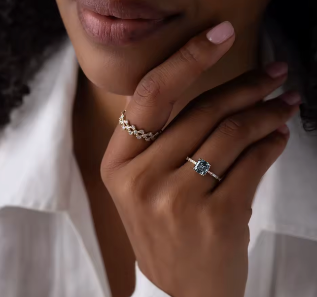 asscher cut blue lab-grown diamond ring in 9k yellow gold – 2.0 ct with baguette side diamonds