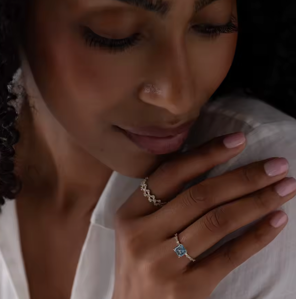 asscher cut blue lab-grown diamond ring in 9k yellow gold – 2.0 ct with baguette side diamonds